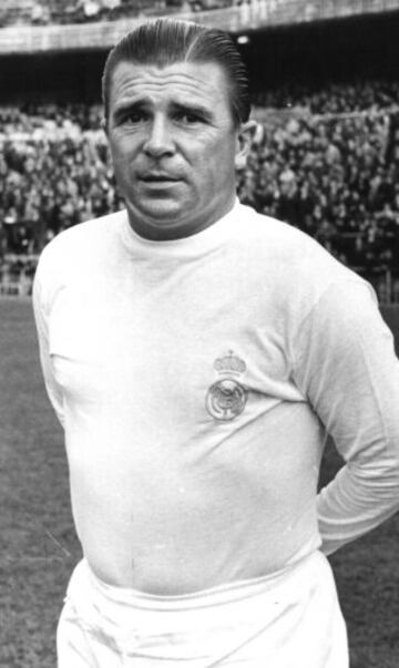 Fichó el 11 de agosto de 1958, a los 31 años, por el Real Madrid, donde militó hasta 1966