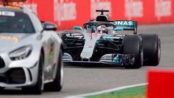 Lewis Hamilton detr&aacute;s del Safety Car en Alemania.