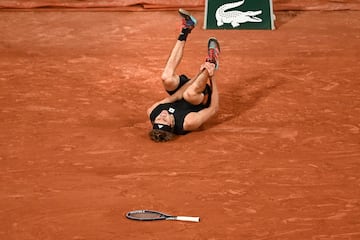 Zverev se torció el tobillo derecho y cayó sobre la arcilla, entre gritos de dolor, al intentar devolver un tiro de drive. Salió en silla de ruedas de la pista para ser atendido y volvió en muletas, con el pie inflamado, para decirle al juez de silla que 