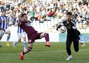 El delantero del Deportivo, Lucas Perez  marca gol de penalti ante el portero argentino de la Real Sociedad, Gerónimo Rulli, durante el partido correspondiente a la trigésimo primera jornada de Liga que disputan en el estadio de Anoeta de San Sebastián. 