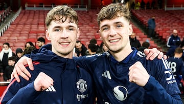 Jack y Tyler, los hermanos Fletcher, juntos tras un partido del filial del Manchester United.