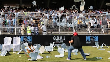 Las brutales imágenes de la destrucción del estadio en la India por los fans de Messi