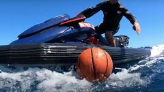 Ridge Lenny en Jet Ski intentando recoger un bal&oacute;n de basket en Pe&#039;ahi, Maui, Haw&aacute;i. 