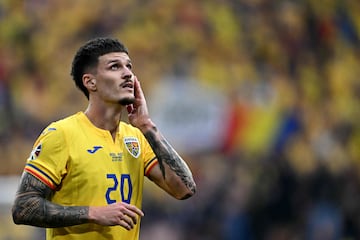 Dennis Man en el partido de octavos ante Países Bajos que supuso la eliminación de Rumanía. (Photo by Fabrice COFFRINI / AFP)