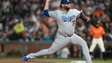 SAN FRANCISCO, CALIFORNIA - SEPTEMBER 29: Lance Lynn #35 of the Los Angeles Dodgers pitches against the San Francisco Giants in the bottom of the first inning at Oracle Park on September 29, 2023 in San Francisco, California.   Thearon W. Henderson/Getty Images/AFP (Photo by Thearon W. Henderson / GETTY IMAGES NORTH AMERICA / Getty Images via AFP)