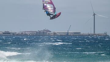 Windsurfista volando sobre las olas en Pozo Izquierdo el domingo 30 de junio del 2024.