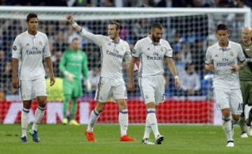 Real Madrid's Gareth Bale, right, celebrates after scoring his side's first goal during a Champions League, Group F soccer match between Real Madrid and Legia Warsaw, at the Santiago Bernabeu stadium in Madrid, Tuesday, Oct. 18, 2016. (AP Photo/Francisco 