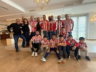 Foto de familia de la directiva de Atléticos Medinenses con representantes de las peñas invitadas a su 11º aniversario.
