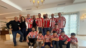 Foto de familia de la directiva de Atléticos Medinenses con representantes de las peñas invitadas a su 11º aniversario.