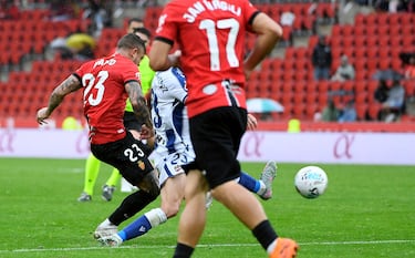 Oyarzabal comemora gol pela Real Sociedad.