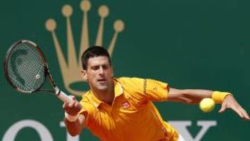El serbio Novak Djokovic devuelve la bola al croata Marin Cilic en su partido de cuartos de final del torneo de tenis de Montecarlo. 