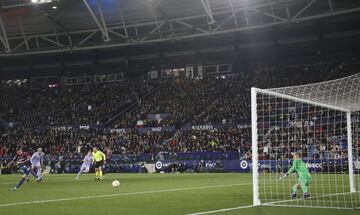 Roger fall¨® un segundo penalti pitado en contra del Barcelona.