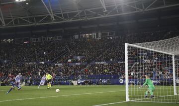 Roger falló un segundo penalti pitado en contra del Barcelona.