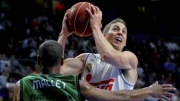 Jaycee Carroll con el bal&oacute;n ante Demond Mallet.