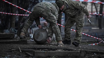 Members of a bomb squad work next to a part of a missile after a Russian missile attack, amid Russia's attack on Ukraine, in Kyiv, Ukraine March 21, 2024. REUTERS/Viacheslav Ratynskyi