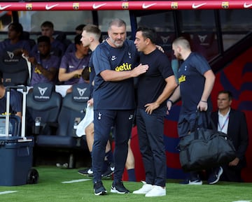 Ange Postecoglou y Xavi Hernández, entrenadores del Tottenham y Barcelona respectivamente.