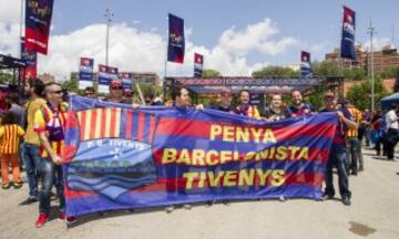 La afición del Barça disfruta de las instalaciones de la fan zone en el antiguo Matadero de Madrid.