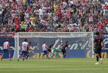 El jugador del Atlético San Luis, Nicolás Ibáñez, marca el 1-0.