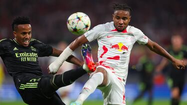 Leipzig (Germany), 25/10/2022.- Christopher Nkunku of RB Leipzig (R) in action against Eder Militao of Real Madrid during the UEFA Champions League group F soccer match between RB Leipzig and Real Madrid in Leipzig, Germany, 25 October 2022. (Liga de Campeones, Alemania) EFE/EPA/MARTIN DIVISEK