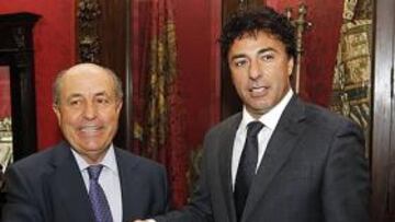 El alcalde y Pina, ayer.