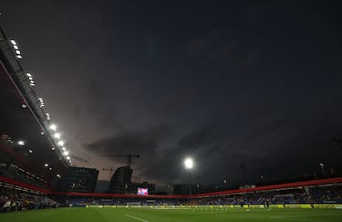 Los jugadores del Barcelona realizan ejercicios de calentamiento momentos antes del partido contra el Valencia.