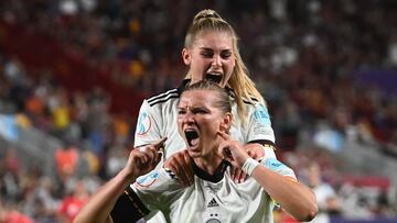 Brentford (United Kingdom), 21/07/2022.- Germany's Alexandra Popp celebrates with Jule Brand after scoring the 2-0 during the UEFA Women's EURO 2022 quarter final soccer match between Germany and Austria in Brentford, Britain, 21 July 2022. (Alemania, Reino Unido) EFE/EPA/Neil Hall

