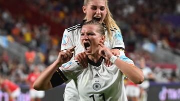 Brentford (United Kingdom), 21/07/2022.- Germany's Alexandra Popp celebrates with Jule Brand after scoring the 2-0 during the UEFA Women's EURO 2022 quarter final soccer match between Germany and Austria in Brentford, Britain, 21 July 2022. (Alemania, Reino Unido) EFE/EPA/Neil Hall
