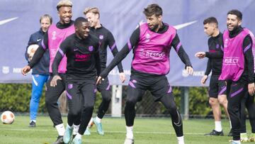 Dembélé y Piqué realizan un ejercicio en el último entrenamiento antes de recibir al Galatasaray en el Camp Nou.