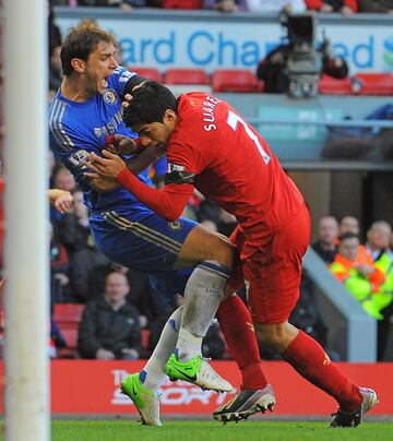 En abril de 2013, en un Liverpool-Chelsea Suárez quiso zafarse del defensor, el serbio Branislav Ivanovic, y mordió el brazo del zaguero. Esta acción no fue castigada durante el partido pero el comité de disciplina deportiva sancionó a Suárez con 10 partidos.