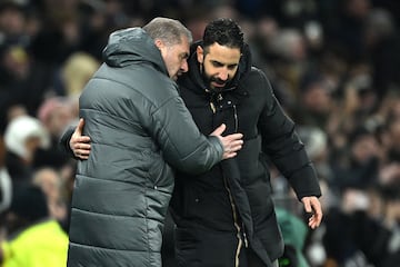 Ange Postecoglou y Ruben Amorim, t¨¦cnicos de Tottenham y Manchester United, se saludan antes de un partido.
