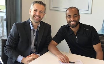 El abogado Cristiano Torelli, agente de Lucas Moura, posa con el jugador tras la firmar de la renovación con el Tottenham hasta 2024.