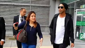 Ronaldinho llega a Bogot&aacute;.