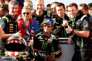 Johann Zarco, junto a su equipo, celebrando la segunda posición en la calificación del Gran Premio de Motegui.