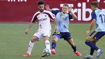 Chema N&uacute;&ntilde;ez pugna un bal&oacute;n durante un partido de La Liga SmartBank entre el Albacete y el Almer&iacute;a.