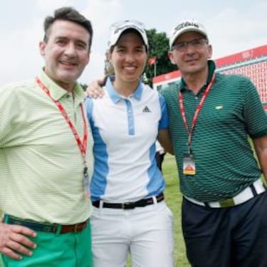 Ciganda va con su padre de talismán y es líder en Singapur