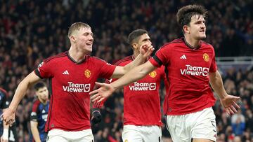 Manchester (United Kingdom), 24/10/2023.- Harry Maguire (R) of Manchester United celebrates after scoring the opening goal during the UEFA Champions League Group A match between Manchester United and FC Copenhagen in Manchester, Britain, 24 October 2023. (Liga de Campeones, Reino Unido, Copenhague) EFE/EPA/ADAM VAUGHAN
