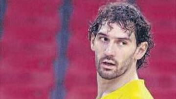 <b>TENSA ESPERA. </b>Jorge Garbajosa se entrenó ayer en Sevilla mientras aguardaba la fumata blanca.