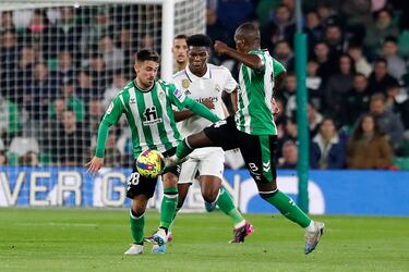 Aurelien Tchouameni con Rodri y William Carvalho.
