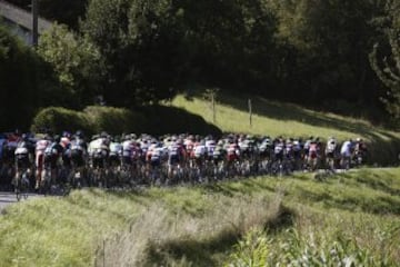 El pelotón a su paso por la localidad de Tineo durante la decimosexta etapa de la Vuelta Ciclista a España con salida en la villa asturiana de Luarca y llegada en Ermita del Alba (Quirós), con un recorrido de 185 kilómetros. 