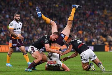 La d谷cima ronda de la NRL (Liga Nacional de Rugby) australiana depar車 un emocionante choque entre Manly Sea Eagles y Brisbane Broncos, con victoria para los Broncos (0-38). En la imagen, Corey Oates es placado por dos rivales.