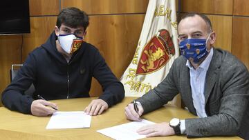 Iván Azón firma junto al presidente Christian Lapetra su nuevo contrato.