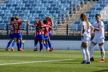 Abrazo de kas jugadoras del Atlético de Madrid tras ampliar su renta por dos goles.