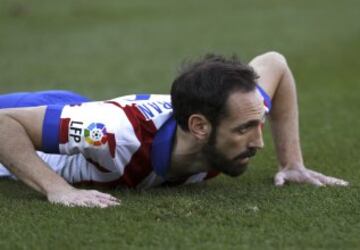 El defensa del Atlético de Madrid Juanfran Torres, caído en el césped, durante el partido frente al Levante de la decimoséptima jornada de Liga de Primera División
