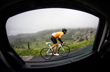 Óscar Freire, ciclista cántabro, subió con AS el puerto donde acabará la 17ª etapa. Varias rampas rebasan el 20%.

 