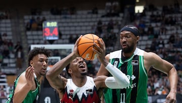 BADALONA (BARCELONA), 18/04/2026.- El base del Baskonia Trent Forrest (c) supera a Jabary Parker (d) y a Yannick Kraag (i), ambos del Joventut, en el partido correspondiente de la jornada 27 de Liga Endesa que Baskonia y Joventut diksptan este sábado en el Olímpico de Badalona. EFE/Marta Pérez