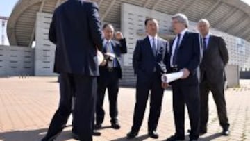 Wang Jianlin y Enrique Cerezo, en el centro de la imagen, visitando La Peineta.