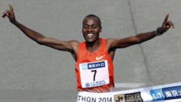 El keniano Dickson Chumba llega victorioso a la meta en la marat&oacute;n de Tokio. 