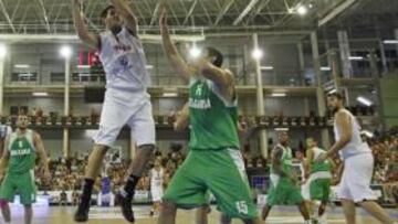 <b>PODER. </b>Felipe Reyes, que cogió cuatro rebotes frente a los búlgaros, se lleva un rechace ante la mirada de Juan Carlos Navarro (máximo anotador) y Marc Gasol.