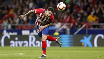 Giménez despeja un balón en el Atlético de Madrid-Girona del martes.