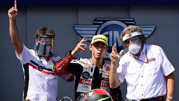 Suzuki celebra su victoria junto a Paolo Simoncelli y un mec&aacute;nico.
